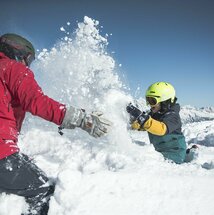 Familie spielt im Tiefschnee