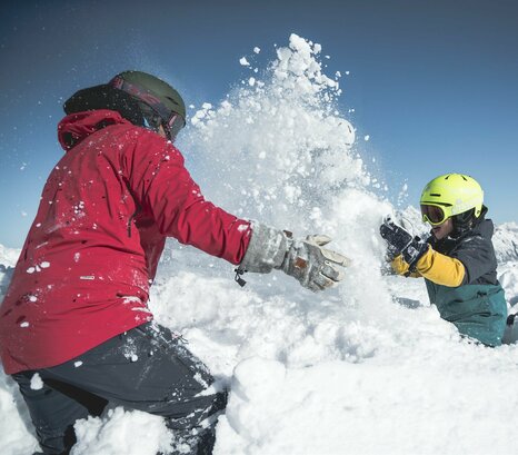 Familie spielt im Tiefschnee