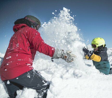 Familie spielt im Tiefschnee
