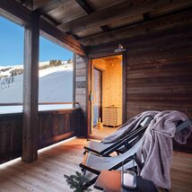 Die Terrasse mit Panorama-Sauna