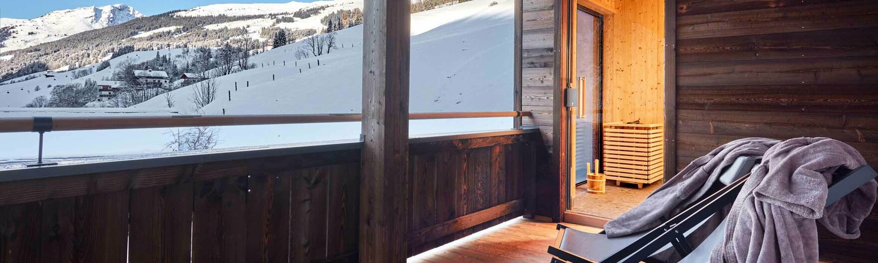 Die Terrasse mit Panorama-Sauna