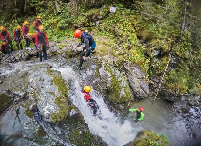 Gruppe beim Canyoning