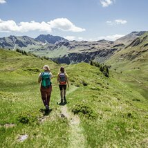 Zwei Wanderer von hinten vor Gebirgspanorama