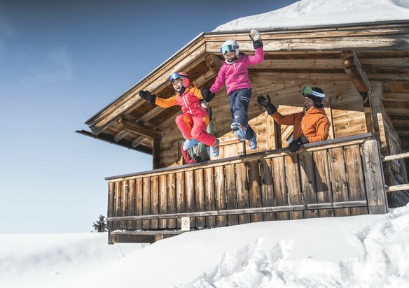 Familie in Skiausrüstung auf Berghütte