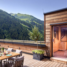 Dachterrasse mit Bergpanorama, großem Esstisch und Sauna