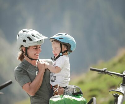 Mutter mit Kleinkind beim Biken