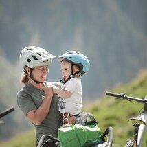 Mutter mit Kleinkind beim Biken