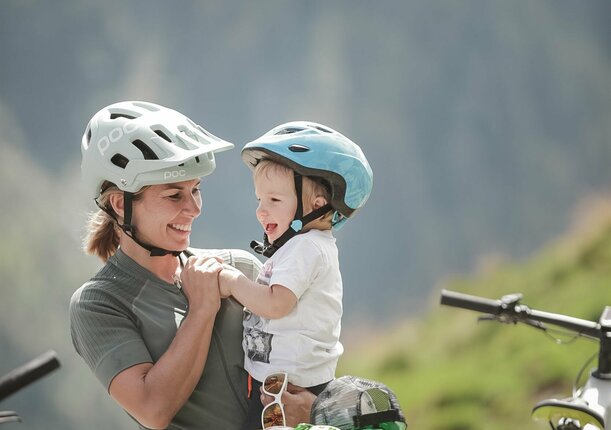 Mutter mit Kleinkind beim Biken