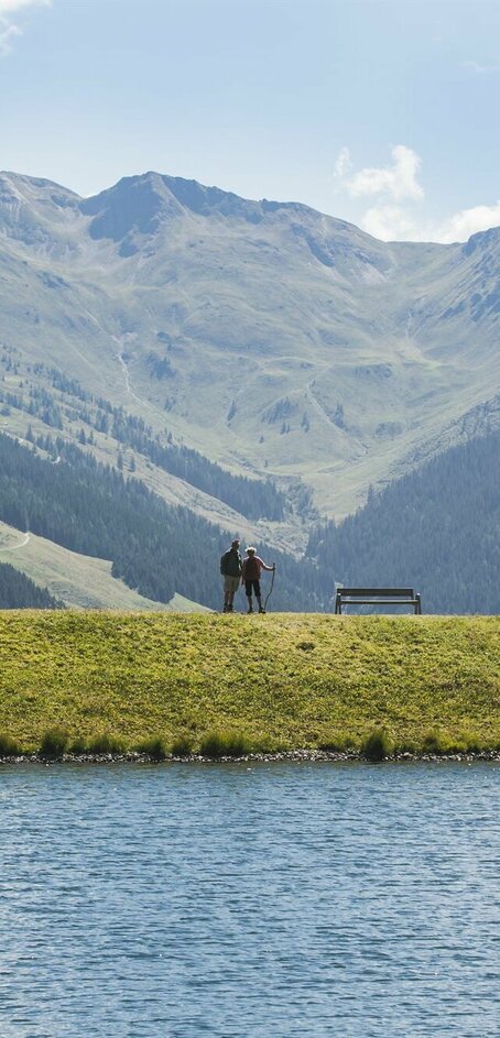 Bergsee vor Gipfelpanorama