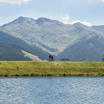Bergsee vor Gipfelpanorama