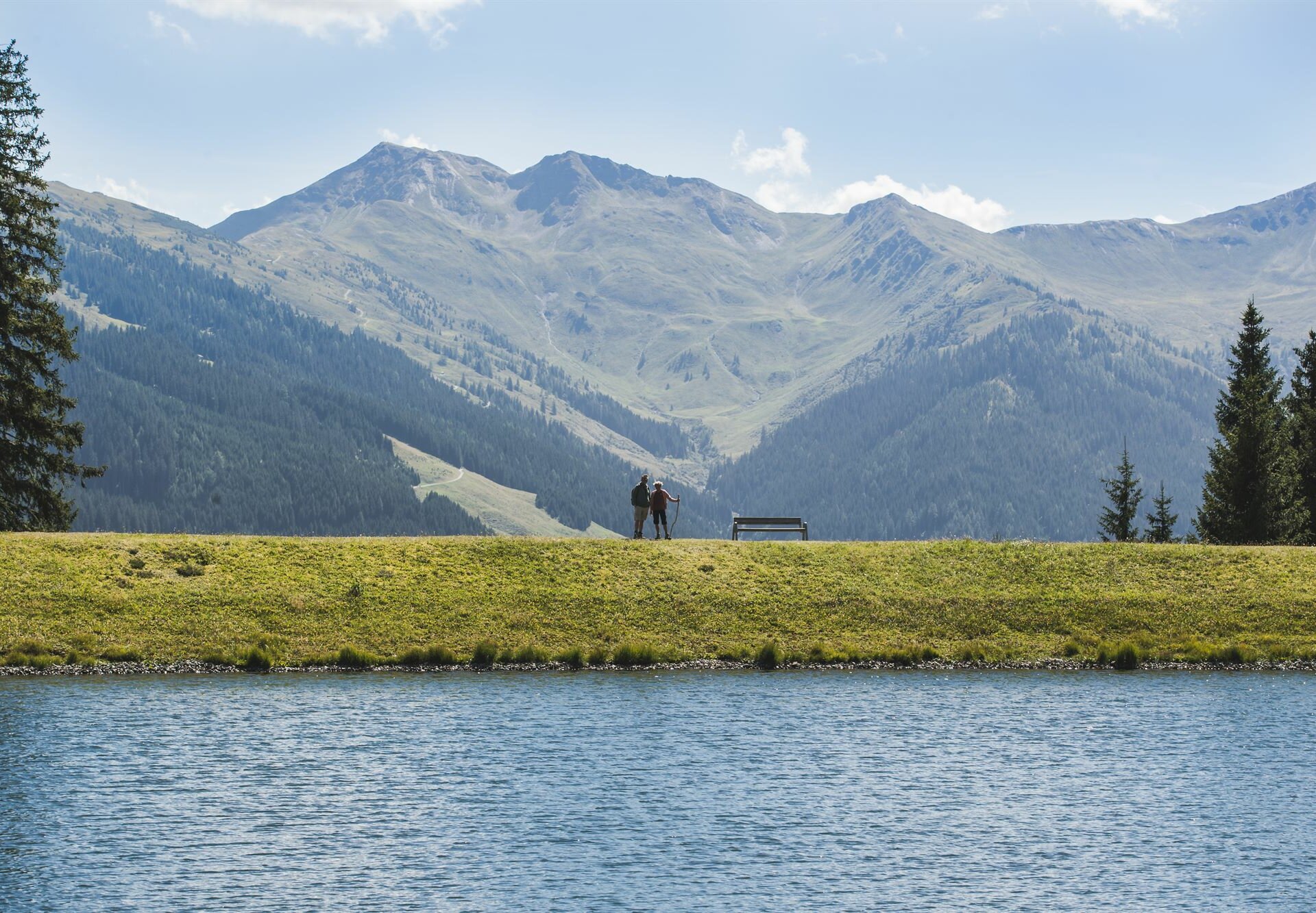 Bergsee vor Gipfelpanorama