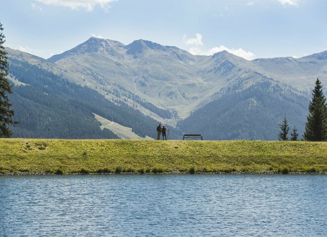 Bergsee vor Gipfelpanorama