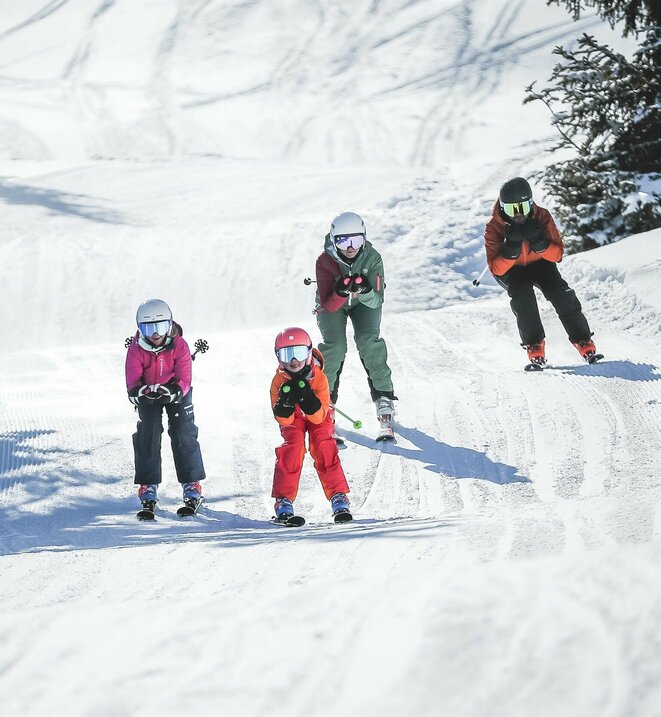 Familie bei der Ski-Abfahrt