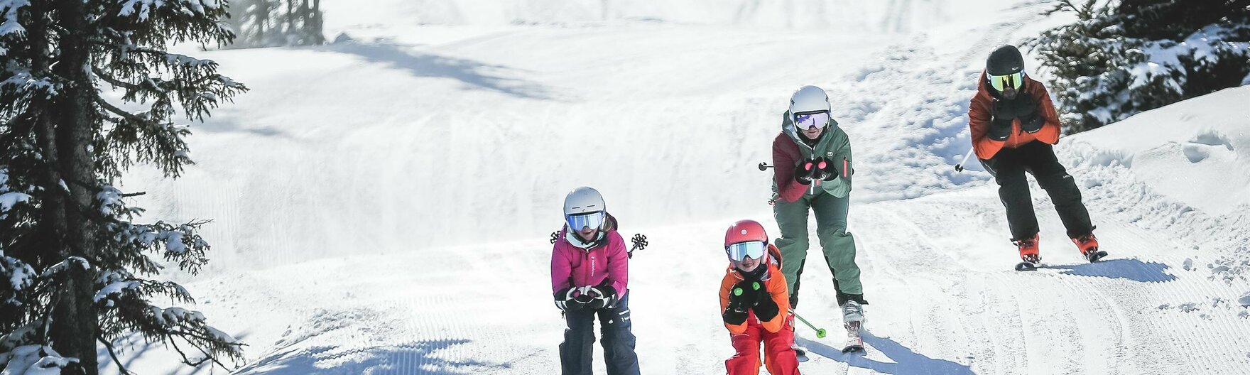 Familie bei der Ski-Abfahrt