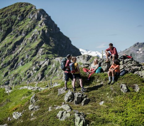 Gruppe von Wanderern macht Rast am Berg