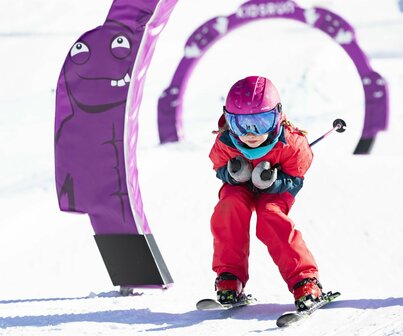 Kind beim Skifahren im Familypark