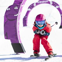 Kind beim Skifahren im Familypark