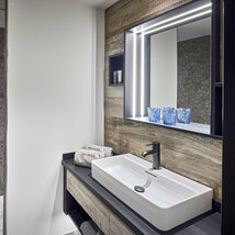 Badezimmer mit Waschbecken und Dusche im Mei.Rückzug Appartement