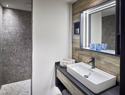 Badezimmer mit Waschbecken und Dusche im Mei.Rückzug Appartement