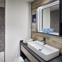 Badezimmer mit Waschbecken und Dusche im Mei.Rückzug Appartement