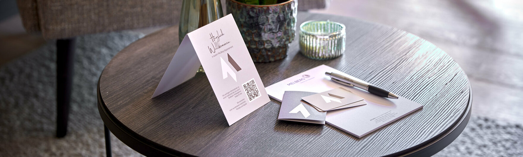 Mei.Berg Willkommenspacket auf Wohnzimmertisch