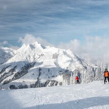 Gruppe von Skifahrern auf der Piste