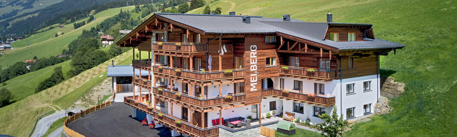 Außenansicht Appartementshaus Mei.Berg im Sommer