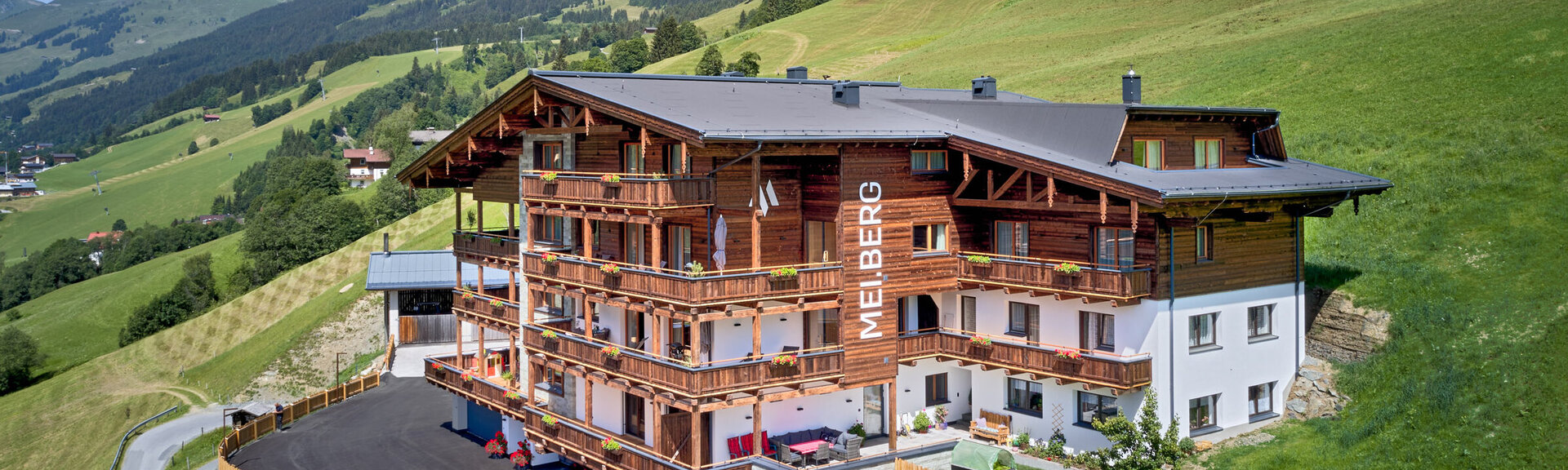 Außenansicht Appartementshaus Mei.Berg im Sommer