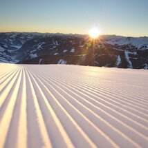 Skipiste funktelt im Sonnenlicht
