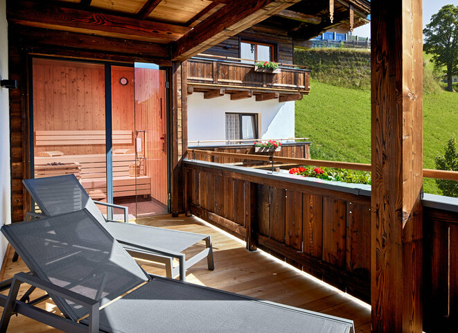 Balkon mit Sonnenliegen und Sauna