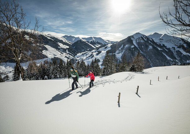 Paar beim Schneeschuhwandern im Tiefschnee