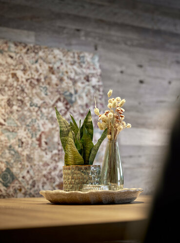 Tischdecko Blumenvase und kleine Topfplanze