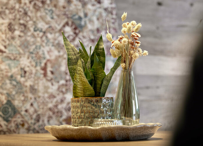 Tischdecko Blumenvase und kleine Topfplanze