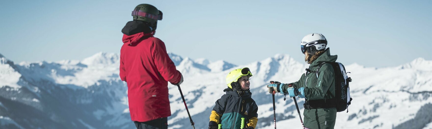 Familie beim Skifahren