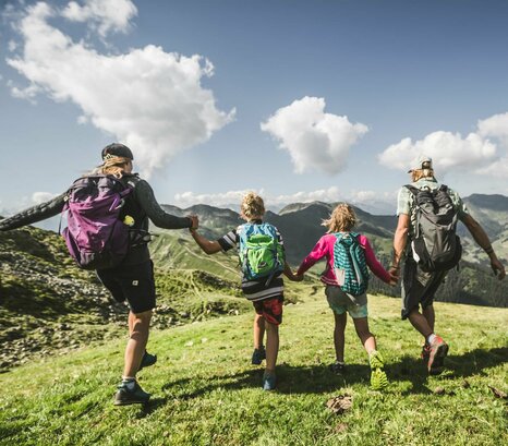 Familie beim Wandern von hinten