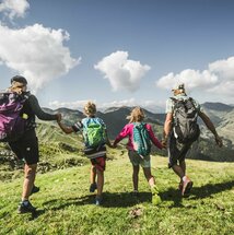 Familie beim Wandern von hinten