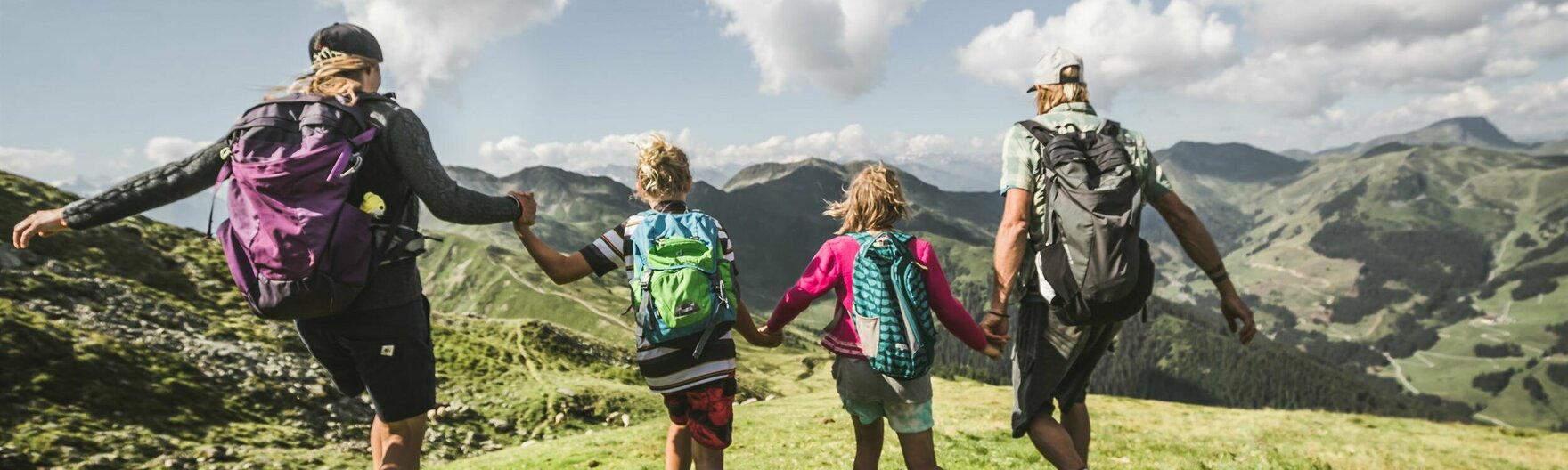 Familie beim Wandern von hinten