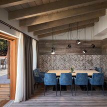 Großer Esstisch mit 4 Stühlen und Sitzbank im Mei.Penthouse