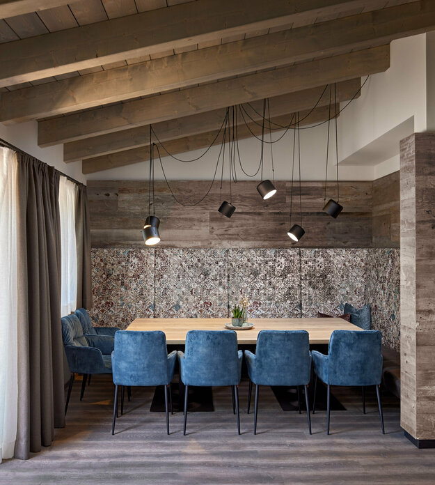 Großer Esstisch mit 4 Stühlen und Sitzbank im Mei.Penthouse