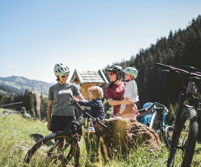 Familie beim Radausflug