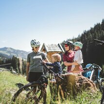 Familie beim Radausflug