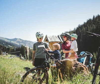 Familie beim Radausflug