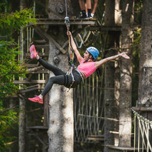 Frau im Hochseilpark