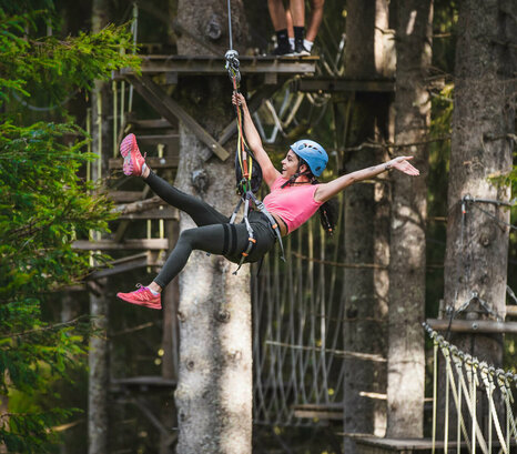 Frau im Hochseilpark