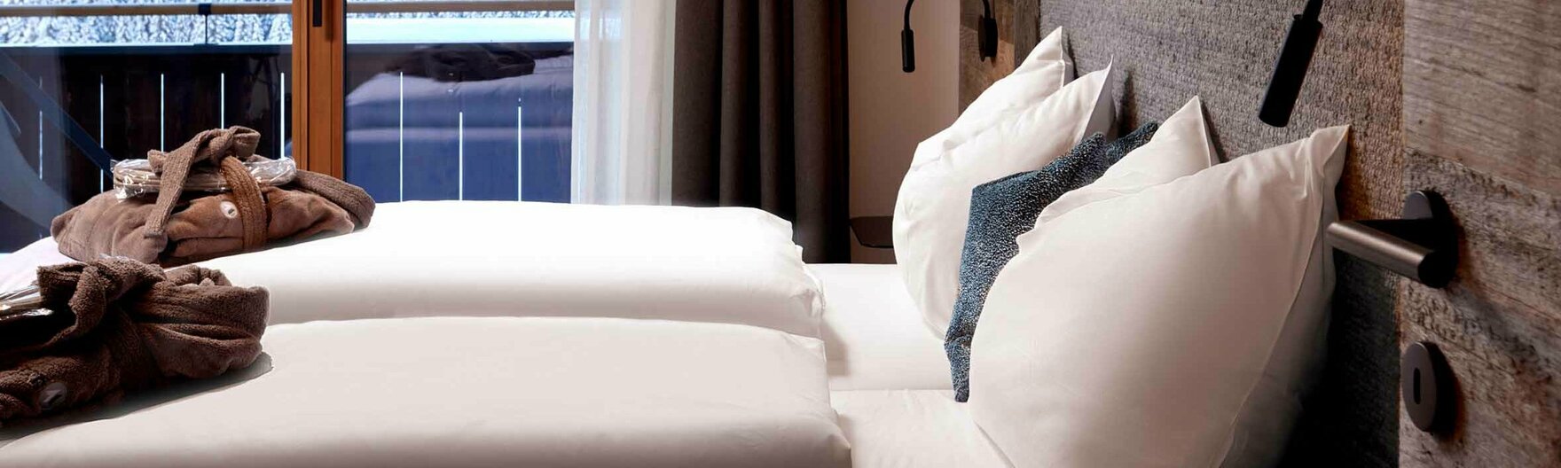 Schlafzimmer-Ausblick in den Mei.Berg Appartements