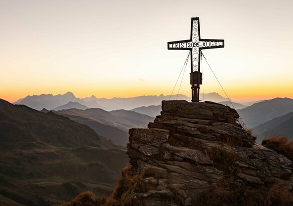 Gipfelkreuz bei Sonnenaufgang