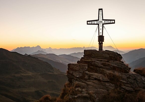 Gipfelkreuz bei Sonnenaufgang