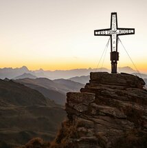 Gipfelkreuz bei Sonnenaufgang