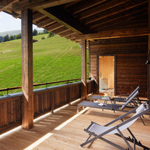 Balkon mit Sonnenliegen und Liegestuhl