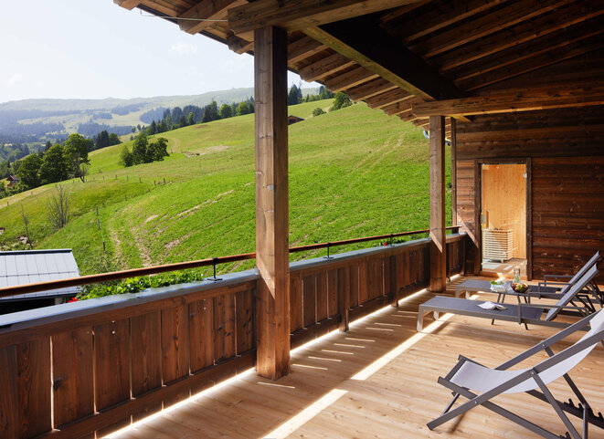 Balkon mit Sonnenliegen und Liegestuhl